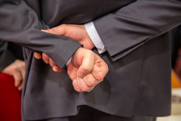 Resolución de Conflictos en la Empresa Familiar. Ejecutivo con puño cerrado