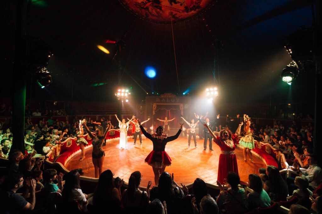 Fin de la función del Circo Raluy con los artistas en pista