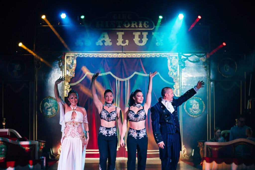 La familia Raluy saludando al público