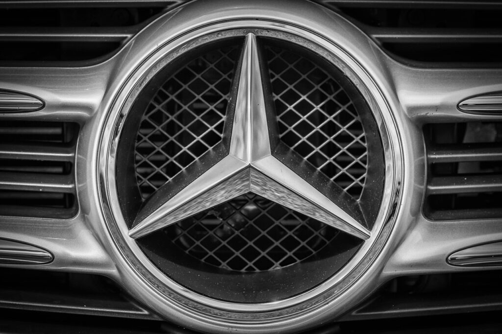 Mercedes-Benz: Icono de la Industria automotriz con raíces familiares.