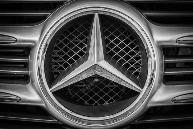 Mercedes-Benz: Icono de la Industria automotriz con raíces familiares.